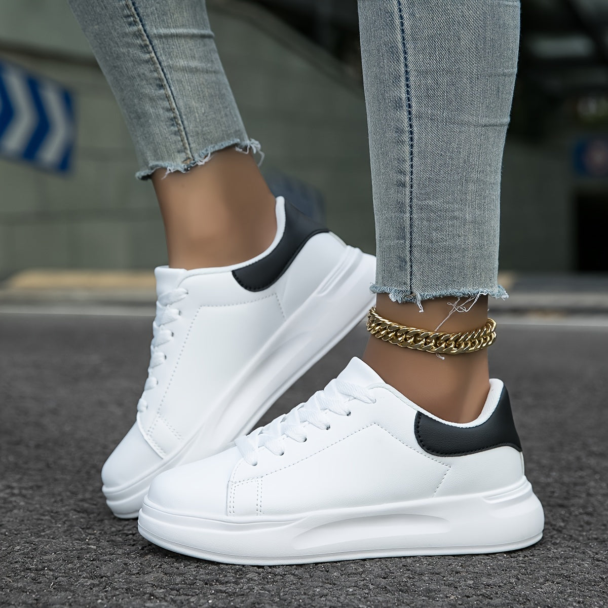 Ortopediska vita syntetiskt tygsneakers för kvinnor