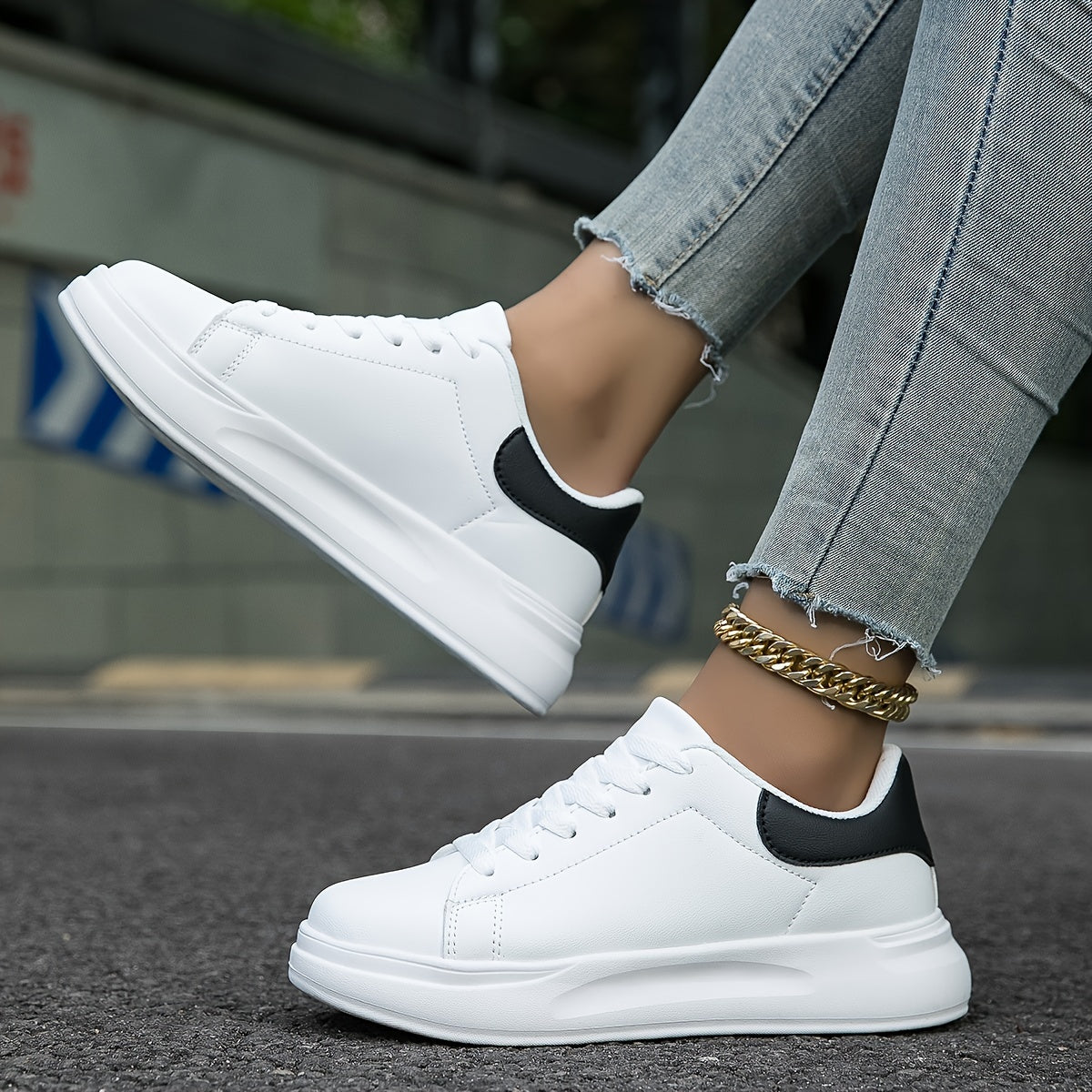 Ortopediska vita syntetiskt tygsneakers för kvinnor