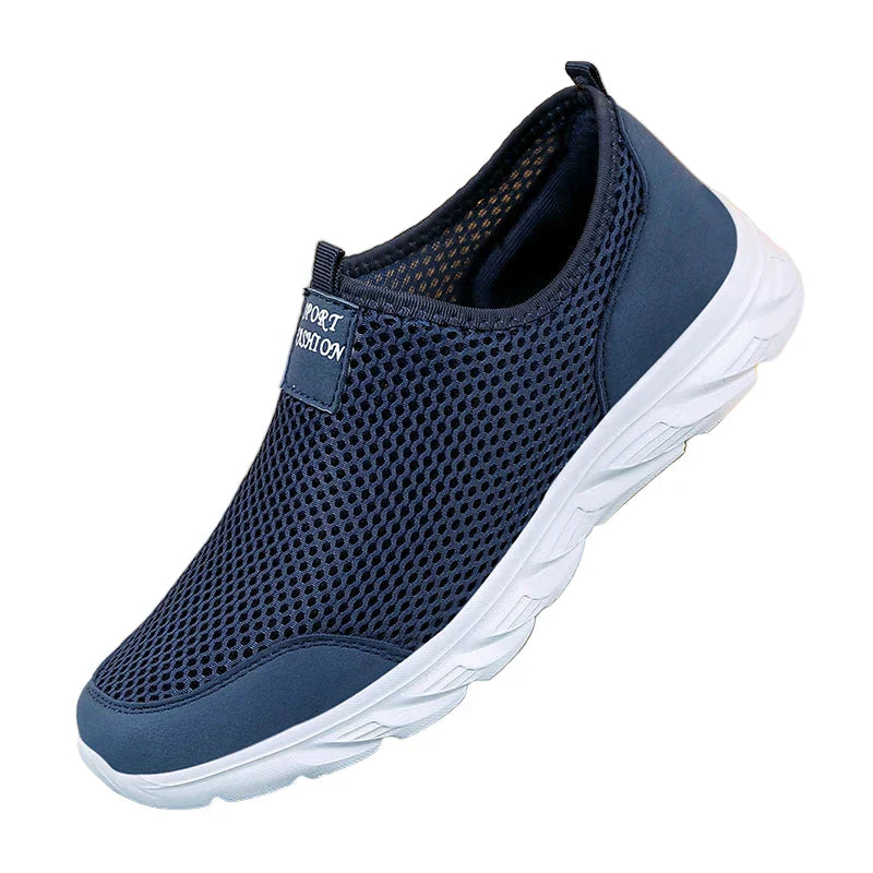 "Herrens slip-on sneakers i andningsbart material med robust gummisula, stilren design för vardag och utomhusbruk."