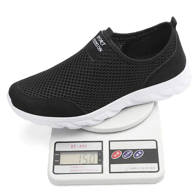 "Herrens slip-on sneakers i andningsbart material med robust gummisula, stilren design för vardag och utomhusbruk."