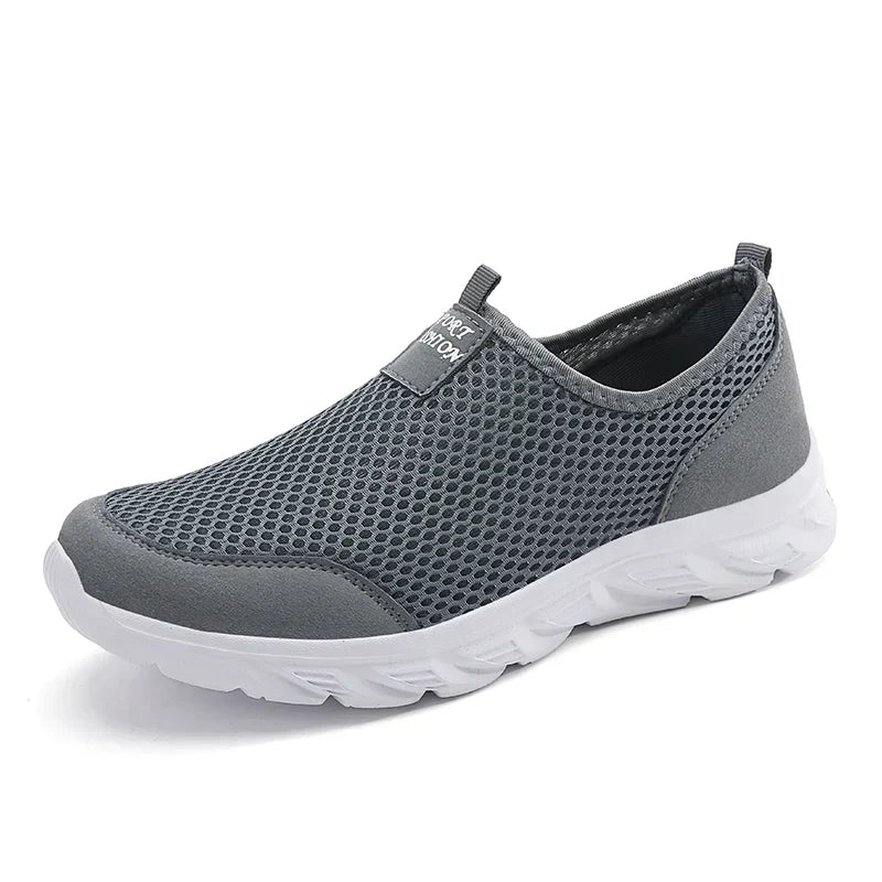 "Herrens slip-on sneakers i andningsbart material med robust gummisula, stilren design för vardag och utomhusbruk."