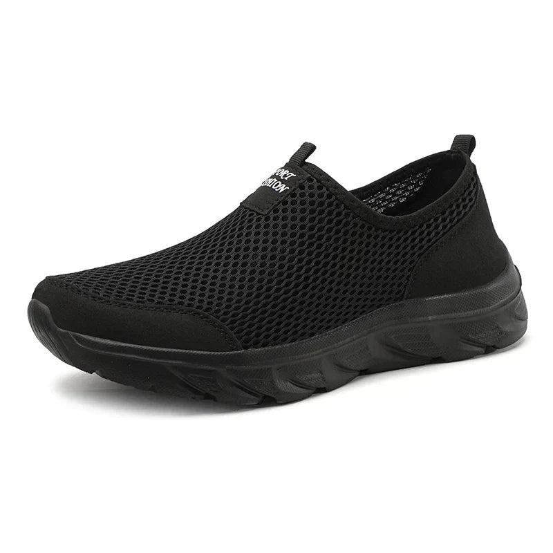 "Herrens slip-on sneakers i andningsbart material med robust gummisula, stilren design för vardag och utomhusbruk."