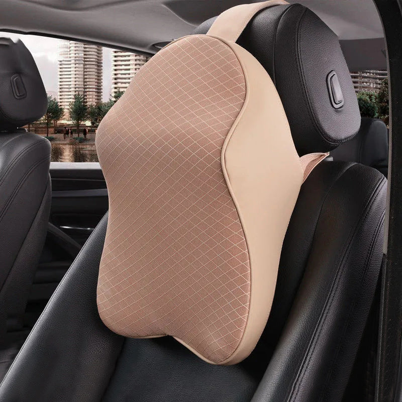 "Beige ergonomisk nackkudde med minnesskum för bilsäte; erbjuder komfort och stöd vid långa bilresor."