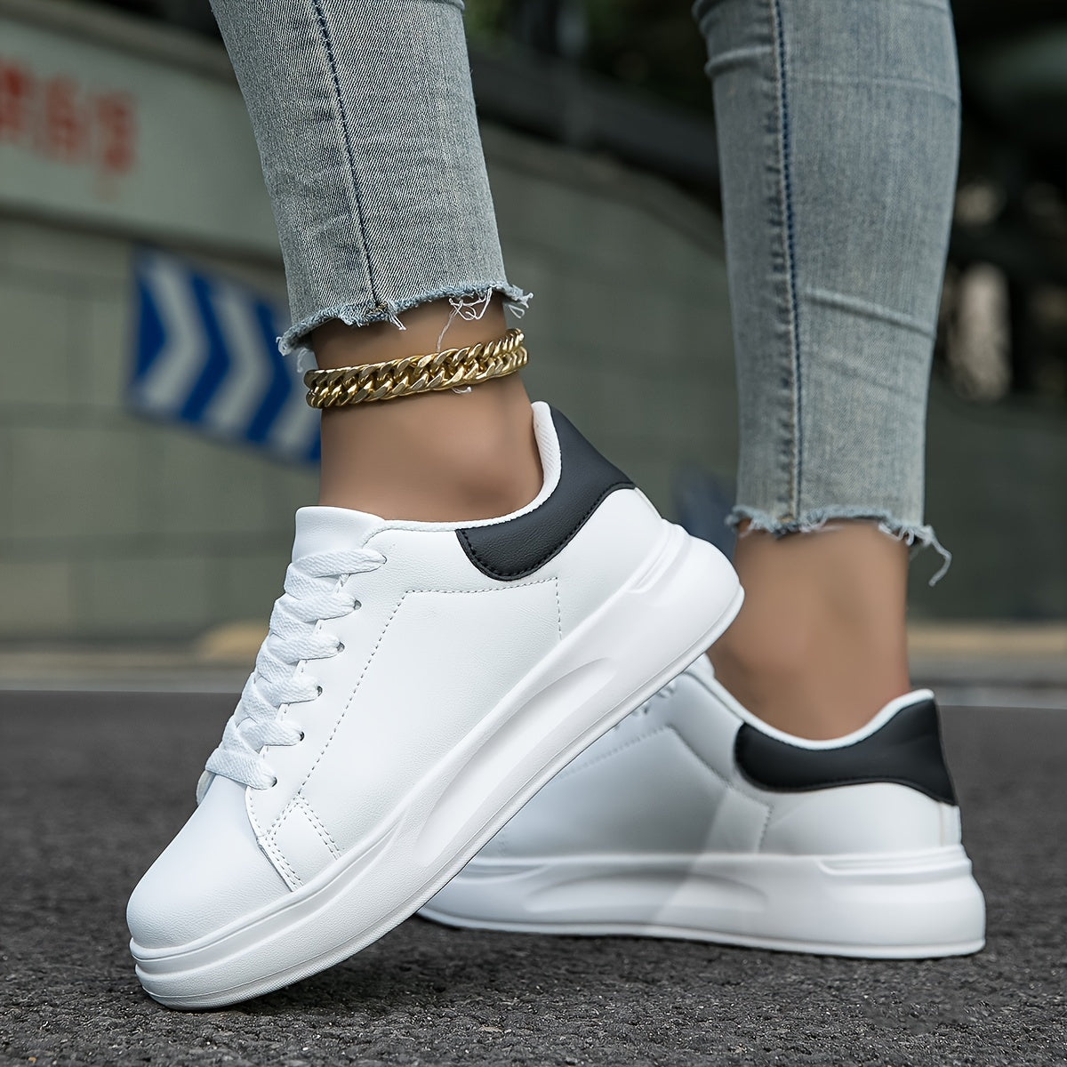 Ortopediska vita syntetiskt tygsneakers för kvinnor