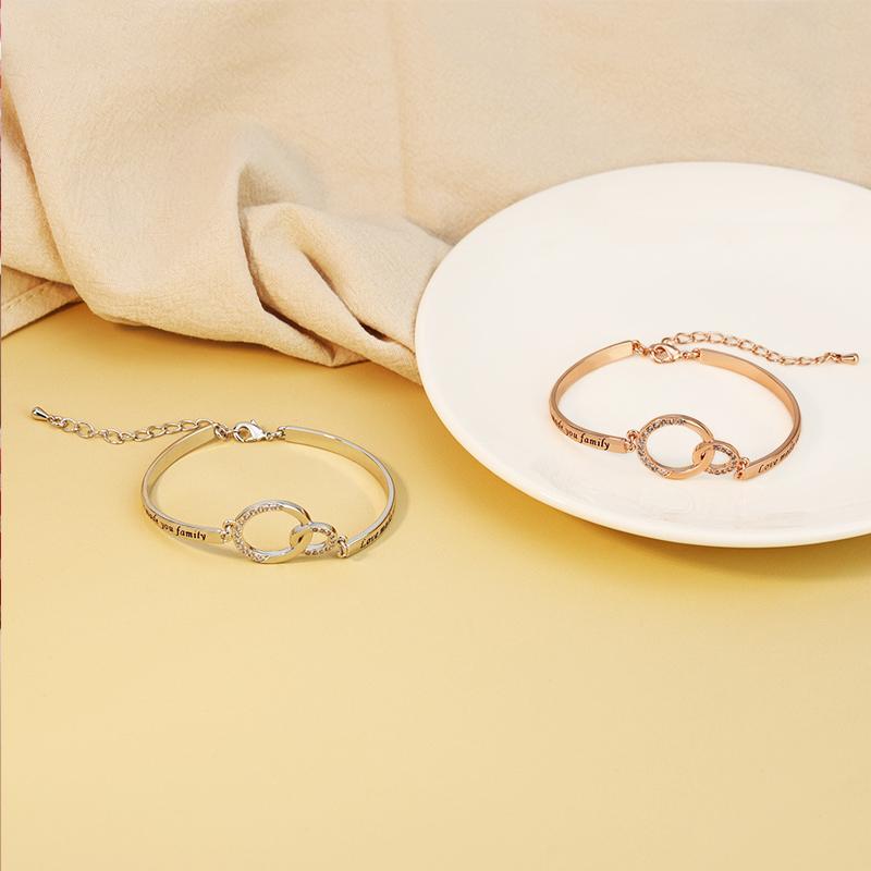 Justerbart silver och rosguld vänskapsarmband för kvinnor med strass och graverad symbolik, elegant design.