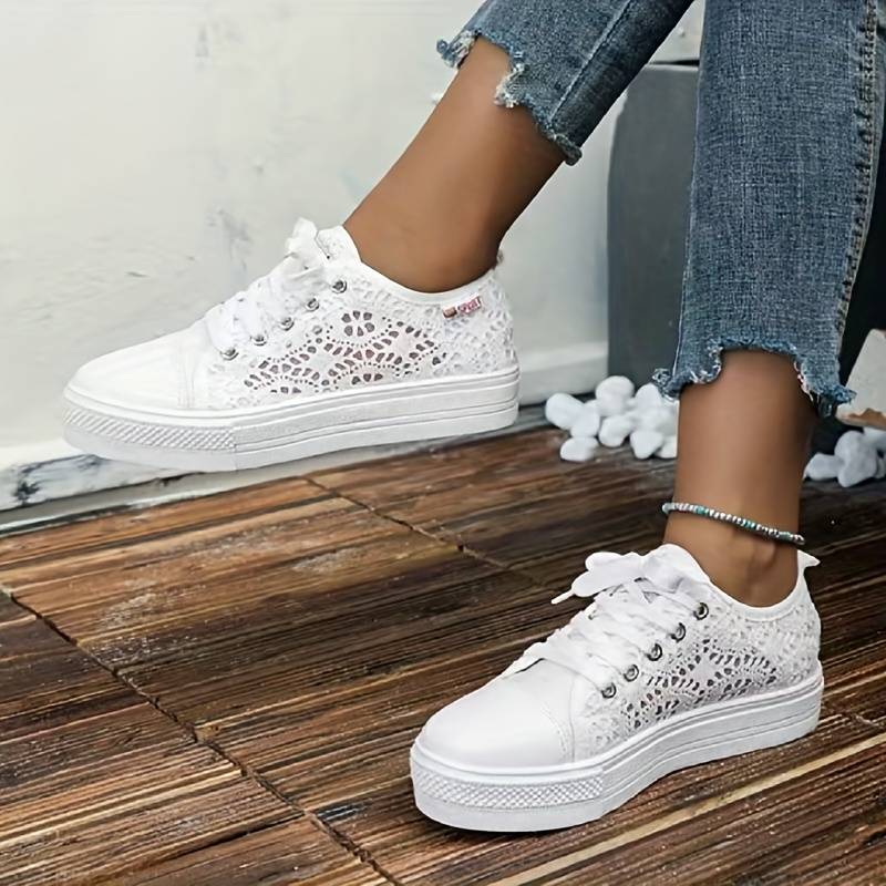 Modesneakers för kvinnor med unika spetsdetaljer, lätta och vardagsanpassade.