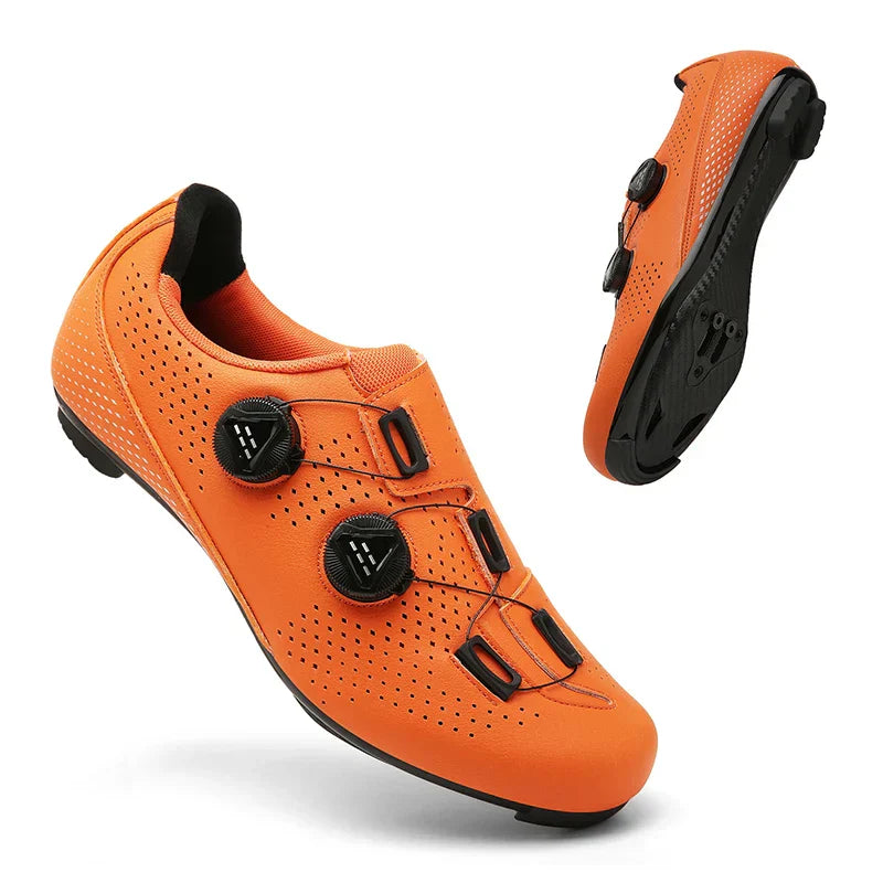 Närbild unisex cykelsko, svart med vita detaljer, sula med god grepp för MTB & landsväg.